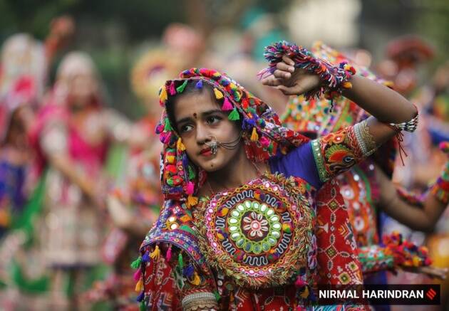 कोविड-प्रेरित लॉकडाऊन आणि निर्बंधांमुळे २ वर्षांच्या अंतरानंतर, लोक आगामी नवरात्रोत्सवासाठी उत्सुक आहेत. (निर्मल हरिंद्रन यांचे एक्सप्रेस फोटो)