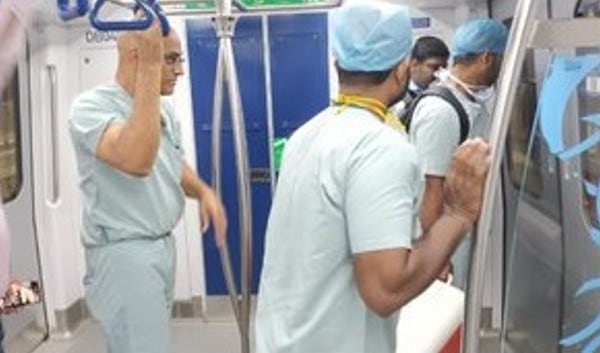 जवळजवळ २० हजार क्रिकेटप्रेमी टी-२० सामना पाहण्यासाठी उपल मेट्रो स्थानकाचा वापर करत असताना ही मेट्रो सोडण्यात आली.