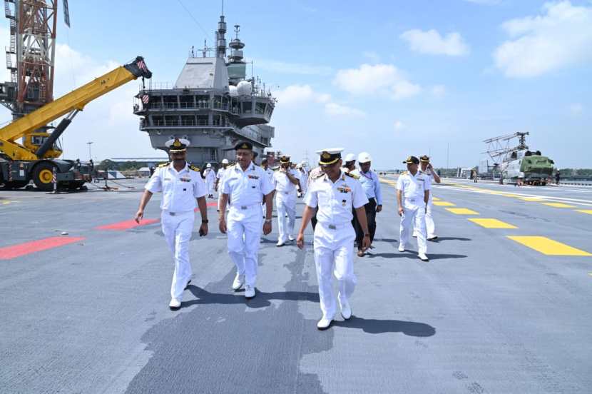 स्वदेशी बनावटीची ४४ हजार टन वजनाची आयएनएस विक्रांत ही कोरी करकरीत विमानवाहू नौका कोचीन शिपयार्डने नुकतीच भारतीय नौदलाकडे सुपूर्त केली होती.