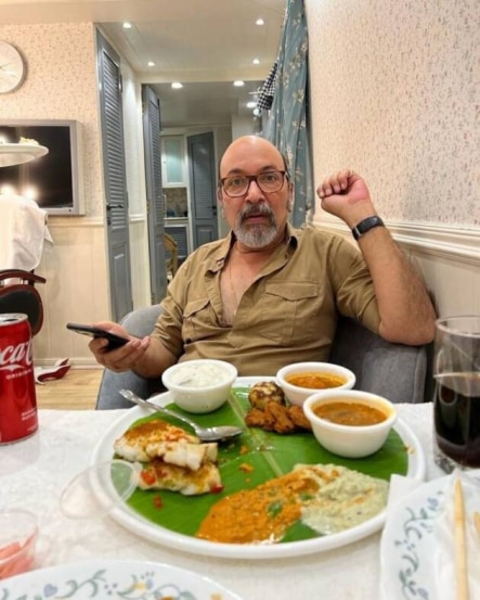 करीनाचा मेकअप करणारे मेकअप आर्टिस्ट मिकी कॉन्ट्रॅक्टर साउथ इंडियन पदार्थ खाताना.