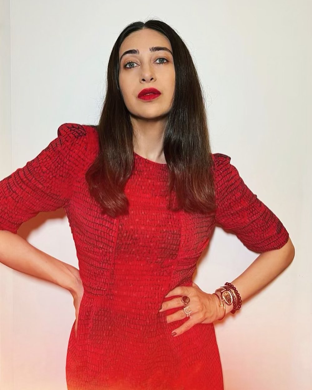 karishma kapoor red dress करिश्मा कपूरचं हटके फोटोशूट | Actress Karisma Kapoor Photoshoot In Red Dress  Lipstick Sdn 96 - Marathi Visual Stories