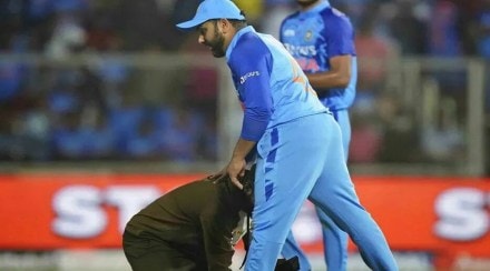 IND vs SA: Fan broke security and came straight to Rohit Sharma's feet during yesterday's match, Read...