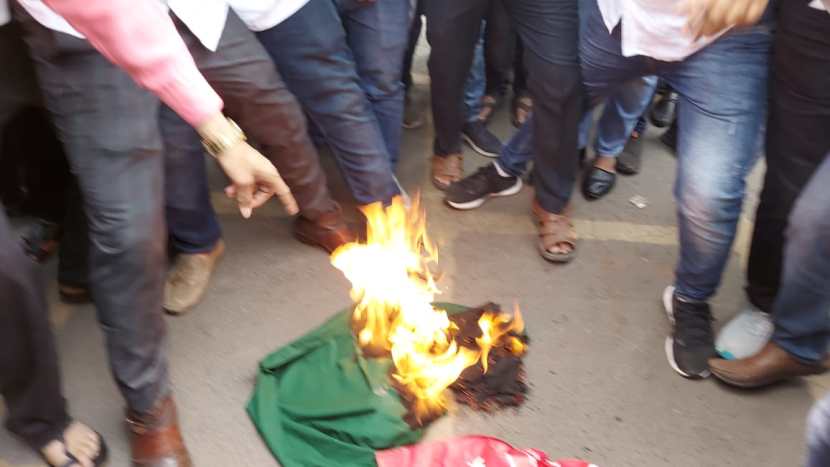याशिवाय पाकिस्तानचा झेंडा मनसे कार्यकर्त्यांनी जाळला.