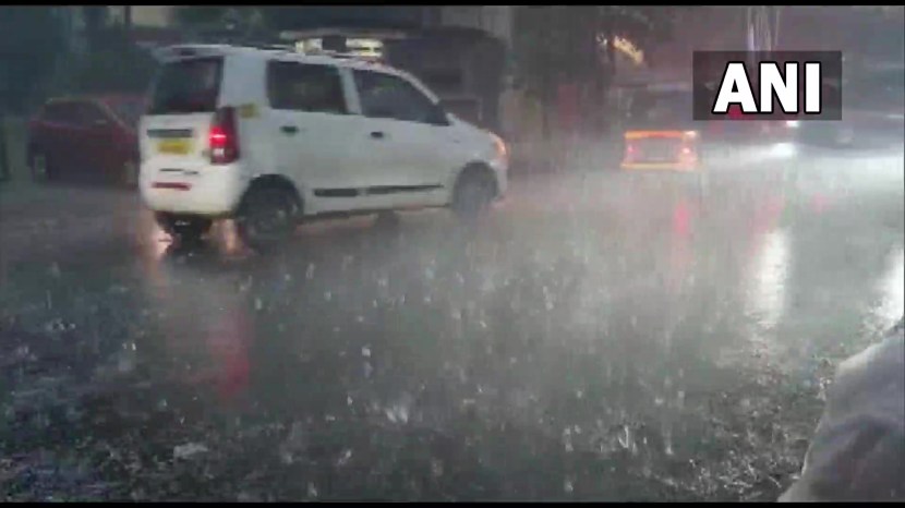 गेल्या काही दिवसांपासून विश्रांती घेतलेल्या पावसाने ऐन गणेशोत्सवात पुन्हा एकदा बरसायला सुरुवात केली आहे.