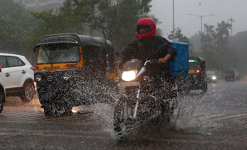 रेल्वे ट्रॅक प्रमाणेच शहरातील अनेक रस्त्यांवर देखील मोठ्याप्रमाणावर पाणी साचलेले आहे.