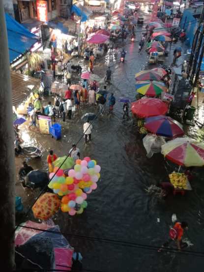 डोंबिवली पूर्व रेल्वे स्थानक परिसर पूर्णपणे जलमय झालेला आहे.