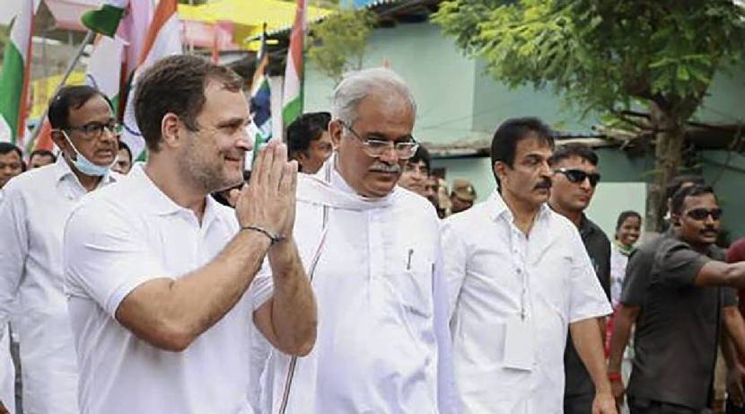 राहुल गांधी यांच्यापशी अनेक पांढऱ्या रंगाचे टी-शर्ट आहेत.