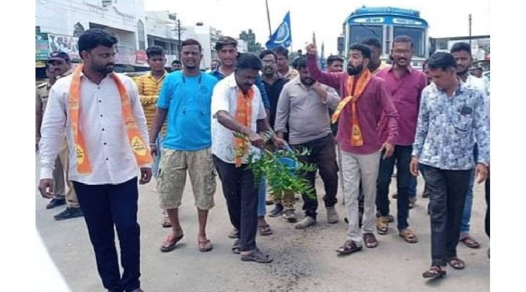 Shiv Sainiks performed purification by sprinkling cow urine