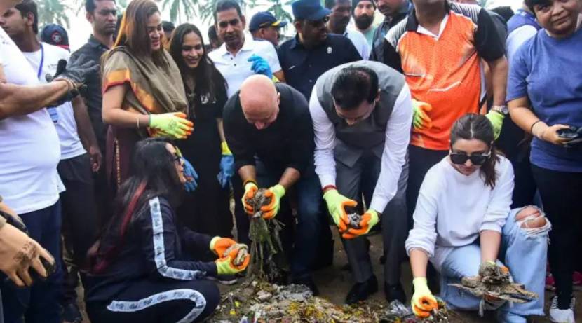 ज्येष्ठ बॉलिवूड अभिनेते अनुपम खेर, परिणीती चौप्रा, अमृता फडणवीस यांनी मुंबईतील जुहू समुद्र किनाऱ्यावर स्वच्छता मोहीम राबवली. (फोटो सौजन्य-पीटीआय)