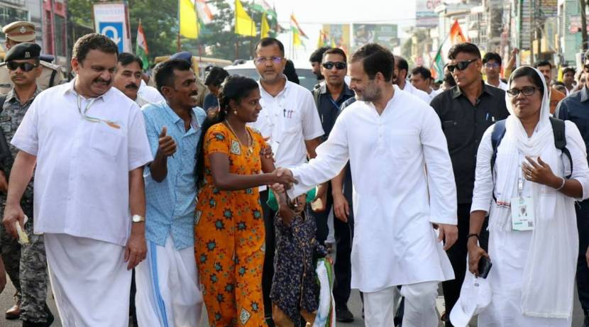 राहुल गांधींच्या ‘भारत जोडो’ यात्रेत तरुणींचाही सहभाग मोठा आहे. या यात्रेदरम्यान राहुल गांधींशी हस्तांदोलन करताना तरुणी… फोटो सौजन्य-काँग्रेसच्या ट्विटर हँडलवरुन)
