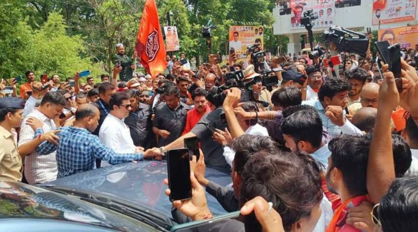 मनसे अध्यक्ष राज ठाकरे सध्या नागपूर दौऱ्यावर आहेत. रविवारी सकाळी 'विदर्भ एक्स्प्रेस'ने ते उपराजधानीत दाखल झाले. त्यांचे स्वागत करण्यासाठी रेल्वे स्थानकात कार्यकर्त्यांनी मोठी गर्दी केली होती.