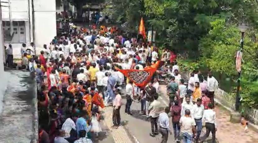 नागपुरातील रविभवनाबाहेर मनसे कार्यकर्त्यांनी गर्दी केली होती.