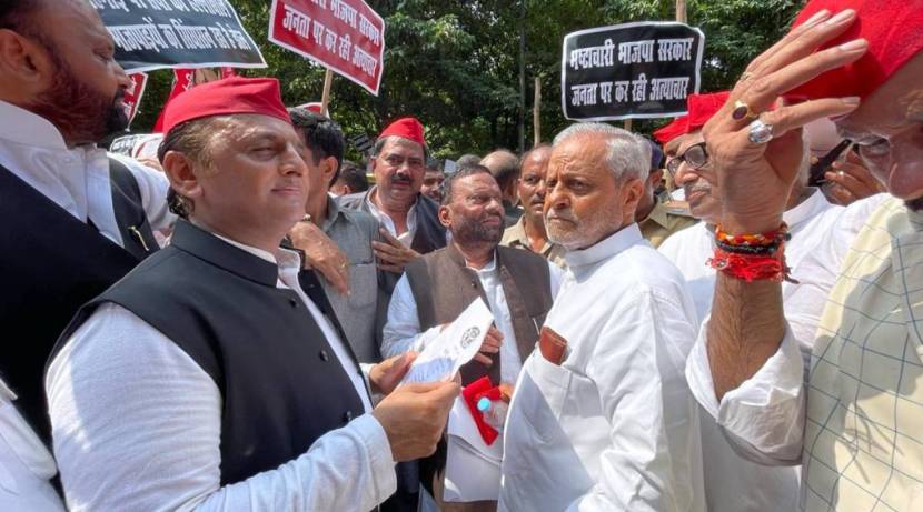 उत्तर प्रदेश विधानसभेचे पावसाळी अधिवेशन सुरू होताच समाजवादी पक्षाकडून सत्ताधाऱ्यांविरोधात आंदोलन करण्यात आले. या आंदोलनादरम्यान शहरात चोख सुरक्षा व्यवस्था तैनात करण्यात आली होती.