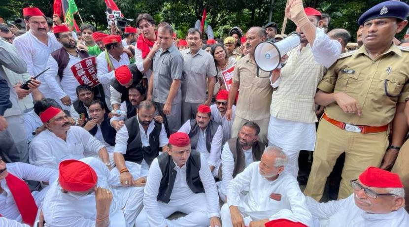 आंदोलनादरम्यान अखिलेश यादव आणि सपा आमदारांनी रस्त्यावर बसून भाजपाविरोधात जोरदार घोषणाबाजी केली.