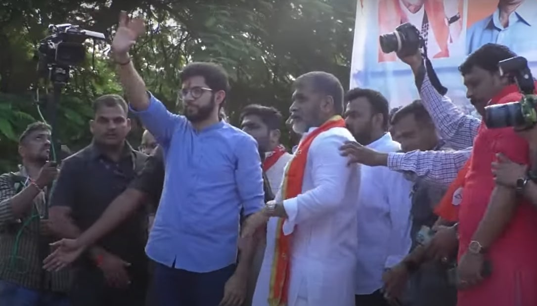 यावेळी आदित्य ठाकरे यांनी वेदांता, बल्क ड्रग पार्कनंतर मेडिसिन डिव्हाईस पार्क प्रकल्प महाराष्ट्रातून गेल्याचं सांगितलं. आंदोलनात शिवसेनेच्या हजारो कार्यकत्यांनी हजेरी लावली.
