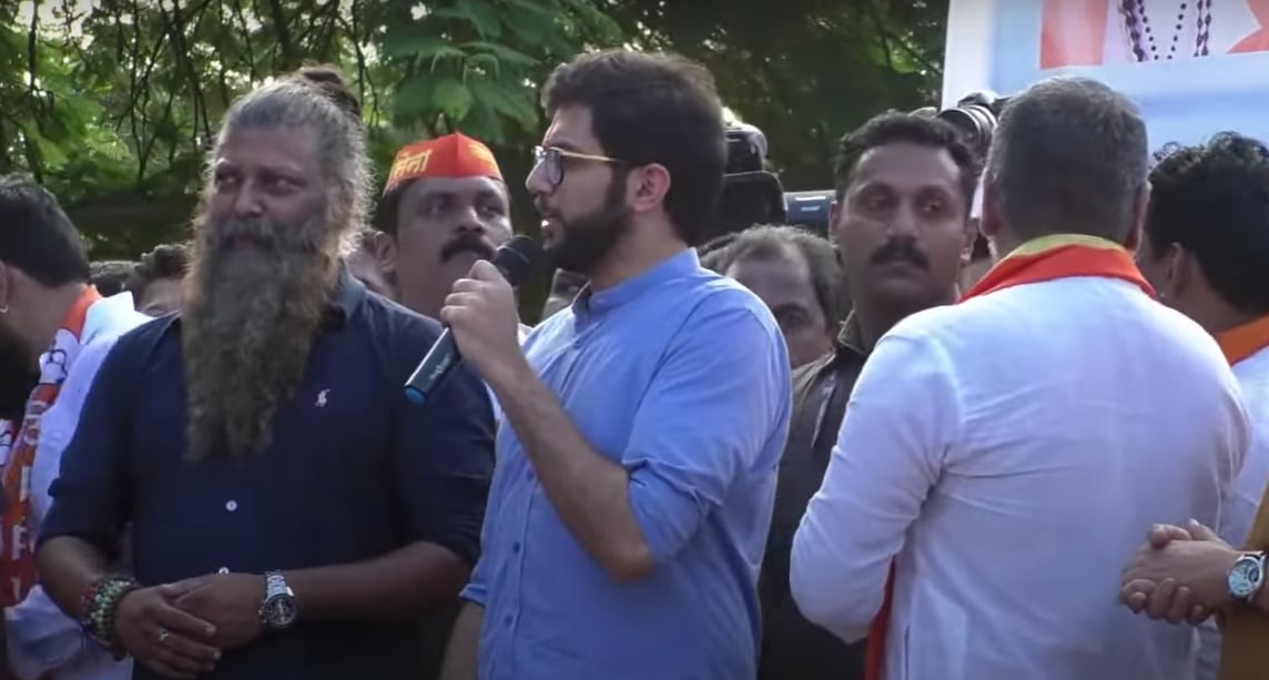 खोके सरकारचं लक्ष त्यांच्या गटात कोण येतंय, याकडे आहे. पण राज्यात उद्योग कोणते येत आहेत, गुंतवणूक कोण घेऊन येतंय, याकडे कुणाचंच लक्ष नाही आहे, अशी टीका आदित्य ठाकरे यांनी केली.