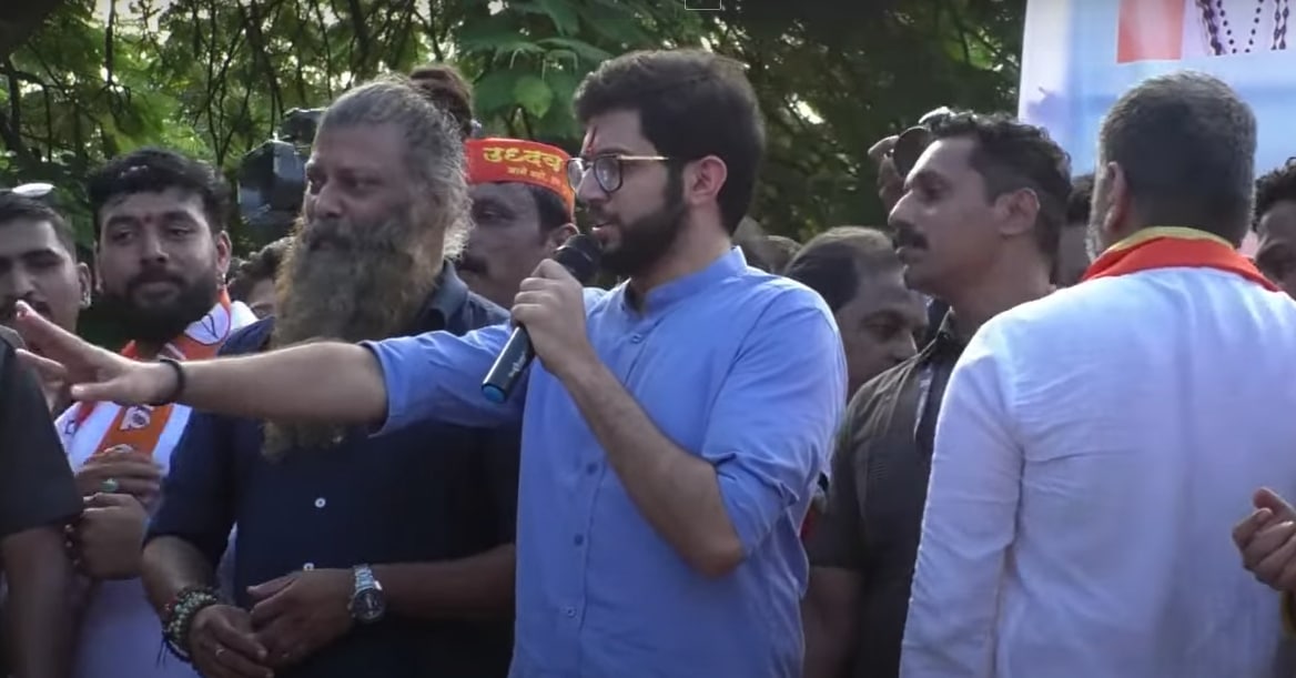 आतापर्यंत महाराष्ट्रातून तीन प्रकल्प बाहेर गेले आहेत. त्यामुळे राज्यातील तरुणांच्या हातातील रोजगार देखील बाहेर गेले. हे सर्व होत असताना मुख्यमंत्री स्वतः साठी दिल्लीला गेले. परंतु, राज्यासाठी ते दिल्लीला एकदाही गेले नाहीत, अशी टीका आदित्य ठाकरे यांनी केली.