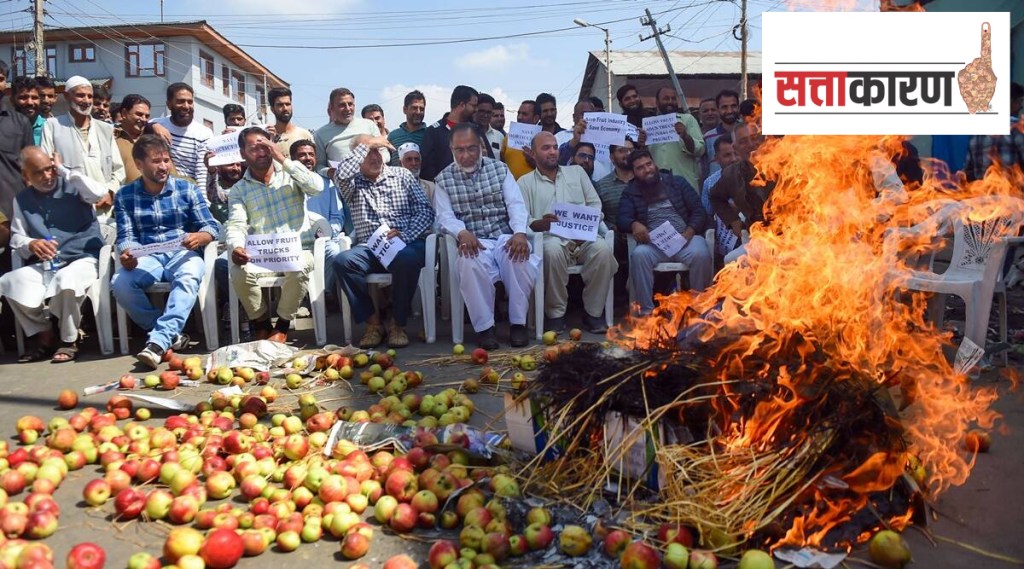apples truck stuck in Kashmir