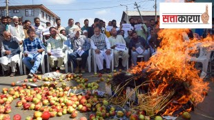 apples truck stuck in Kashmir