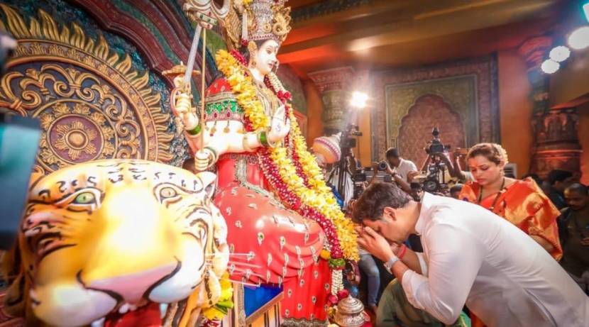 जय अंबे धर्मादाय विश्वस्त संस्थेच्यावतीने दरवर्षी नवरात्रोत्सव मोठ्या उत्साहात साजरा केला जातो. यावर्षी करोना निर्बंधाशिवाय नवरात्रोत्सव साजरा होत असल्याने भक्तांमध्ये उत्साह संचारला आहे.