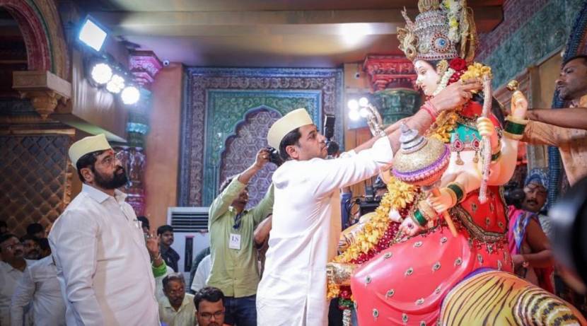 आनंद दिघे यांच्या निधनानंतर मुख्यमंत्री एकनाथ शिंदे यांनी टेंभीनाक्यामधील नवरात्रोत्सवाची परंपरा कायम ठेवली आहे.