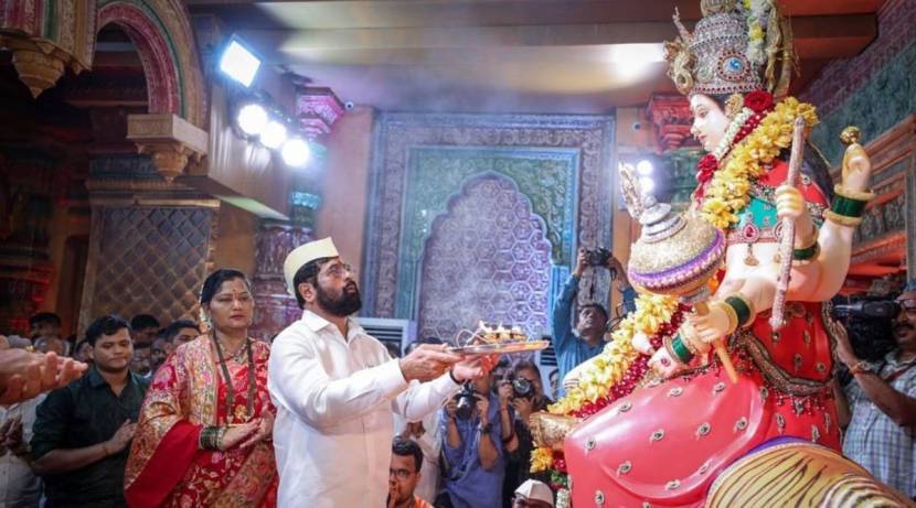 मुख्यमंत्री एकनाथ शिंदे यांच्या हस्ते टेंभीनाक्यामधील देवीची आरती करण्यात आली