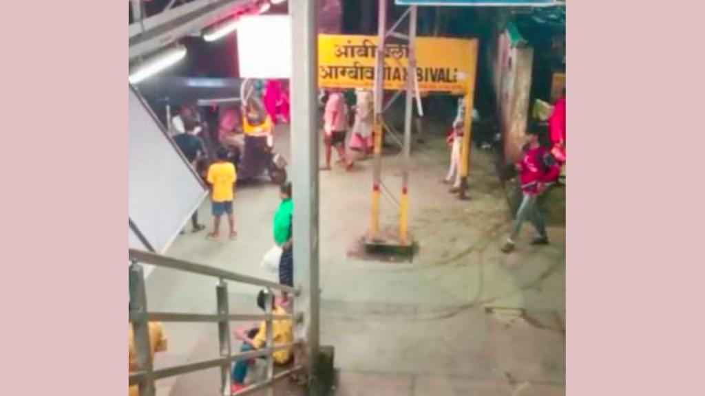 Rickshaw drivers travel from railway station platform in ambivali kalyan tmb 01