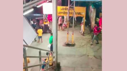 Rickshaw drivers travel from railway station platform in ambivali kalyan tmb 01