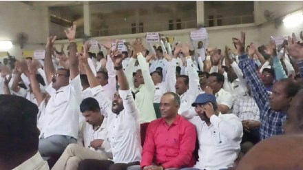 There was uproar at the annual meeting of the Primary Teachers Bank sangli