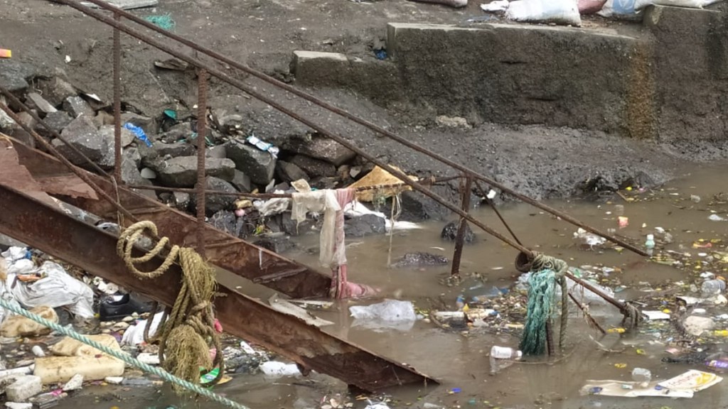water pollution problem is serious in millions tone garbage coming in to the sea uran navi mumbai
