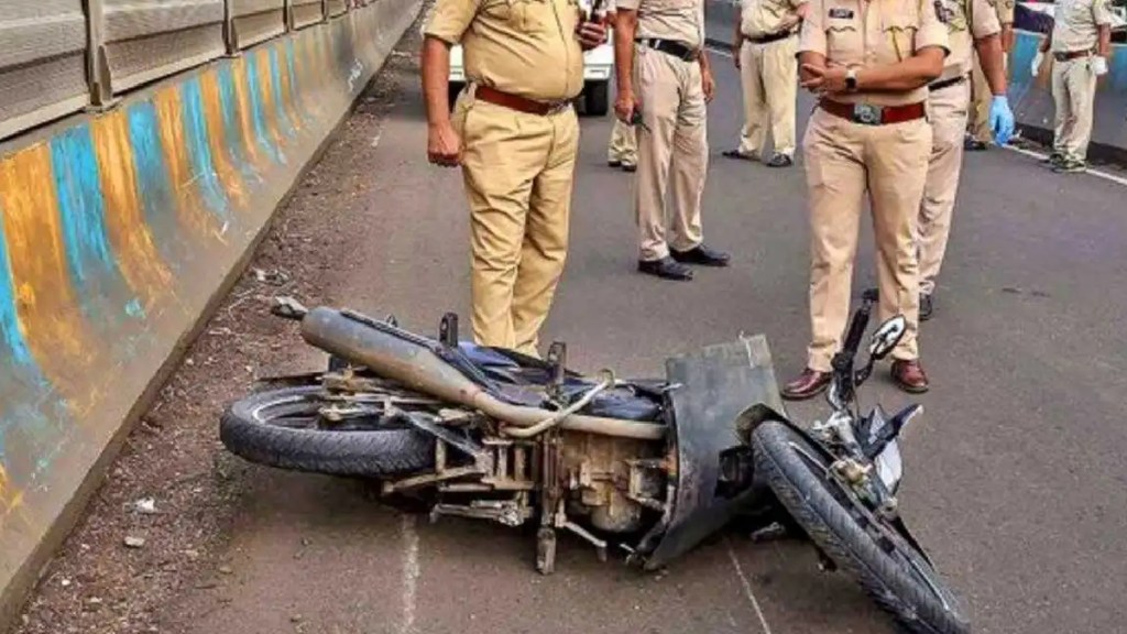 Bike rider dies after hitting flyover curb at Nalstop Chowk pune