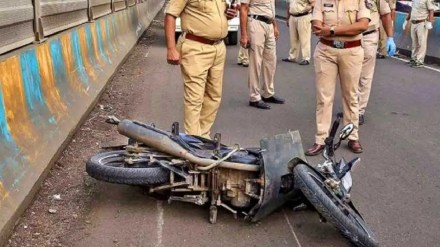 Bike rider dies after hitting flyover curb at Nalstop Chowk pune Bike rider dies after hitting flyover curb at Nalstop Chowk pune