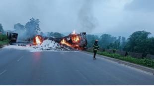 Burning on Mumbai Ahmedabad highways accident of truck container in palghar
