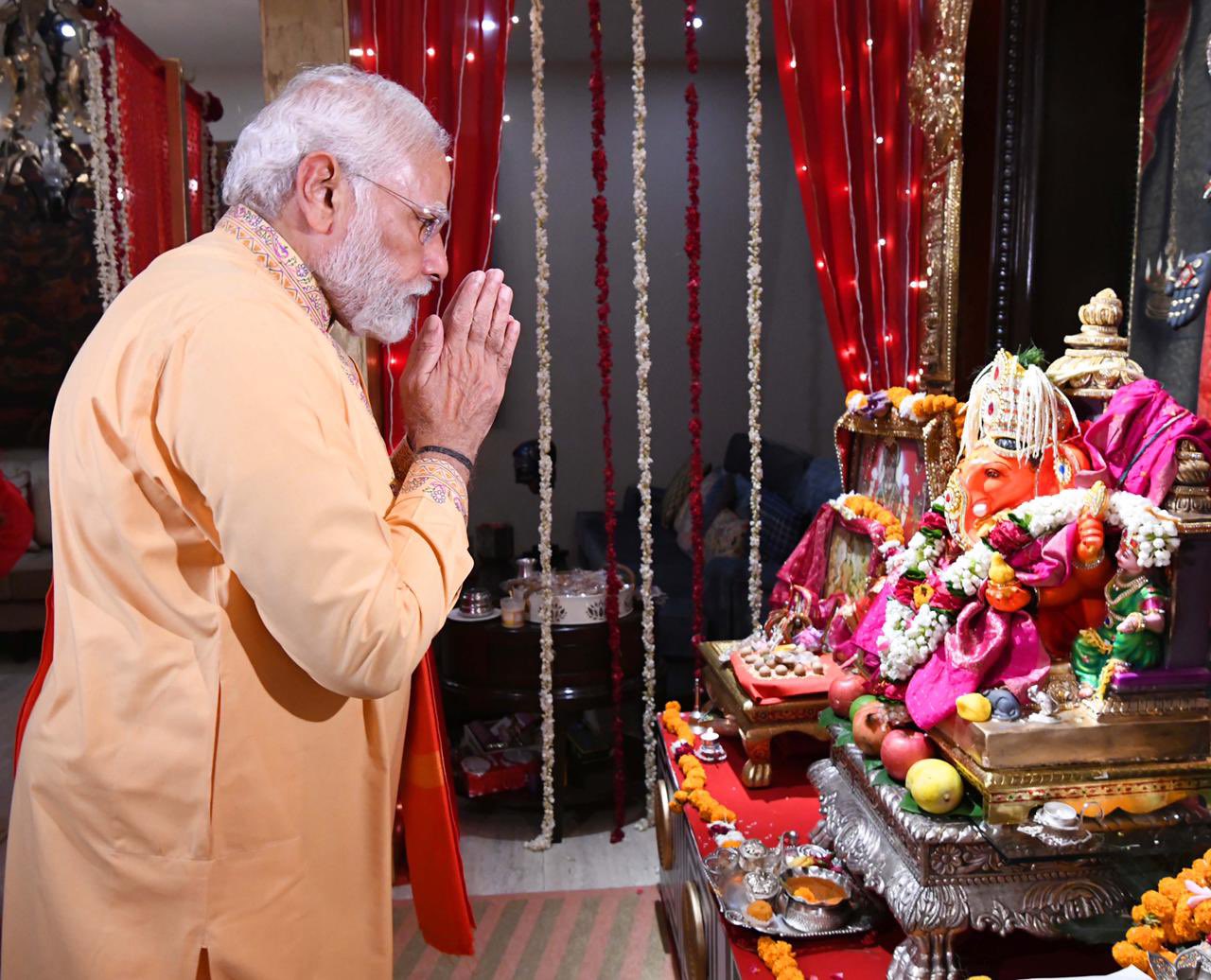 Ganpati utsav 2022 dcm devendra fadnavis reached cm eknath shindes home PM Modi vist Piyush Goyal home on ganesh chaturthi