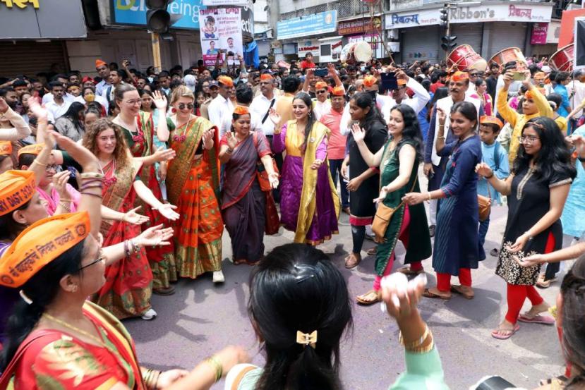 विसर्जन मिरवणुकीत महिलांना फेर धरत आनंद लुटला