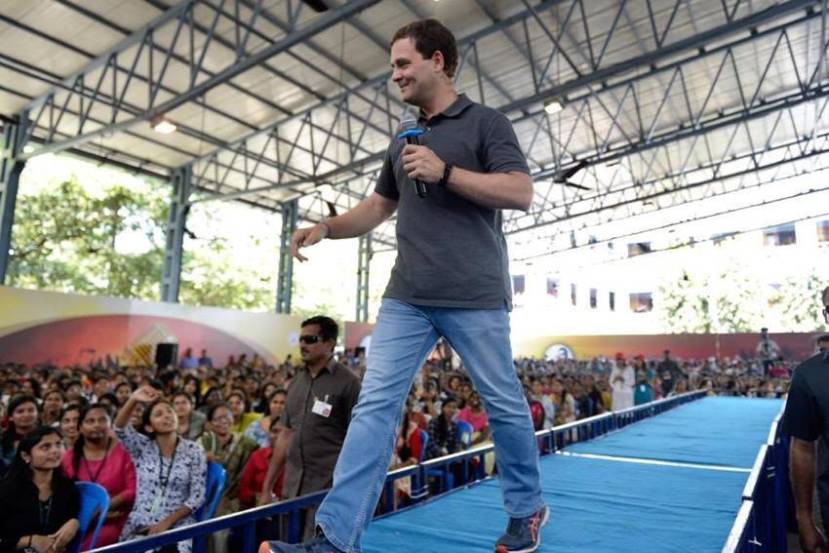 राहुल गांधी राखाडी टी-शर्ट मध्ये.