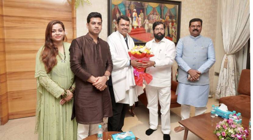 मुख्यमंत्री एकनाथ शिंदे यांच्या ठाण्याच्या निवासस्थानी भेट देत उपमुख्यमंत्री देवेंद्र फडणवीस यांनी बाप्पाचा आशिर्वाद घेतला. यावेळी खासदार श्रीकांत शिंदे आणि केंद्रीय मंत्री कपिल पाटील उपस्थित होते.
