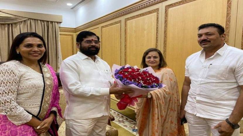 एकनाश शिंदे यांनी शिवसेनेत बंड केल्यानंतर जुलै महिन्यात स्मिता ठाकरे यांनी शिंदेंची भेट घेतली होती.