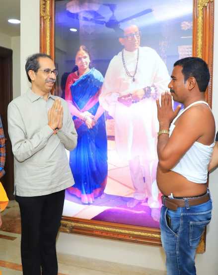 त्यामुळे शिवसेनेतील बंडखोरीच्या वातावरणात सोलापूरच्या या शिवसैनिकाची चांगलीच चर्चा रंगली आहे.