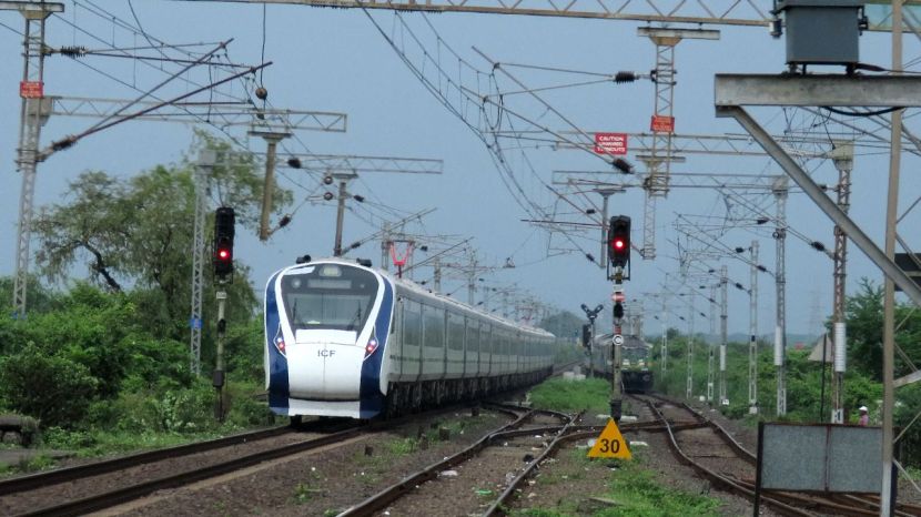 या गाडीच्या चाचणी दरम्यान चित्रीकरण करण्यासाठी अनेक प्रवासी रेल्वे स्थानकावर जमा झाले होते.