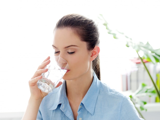 These are the Advantages and disadvantages of drinking hot water regularly