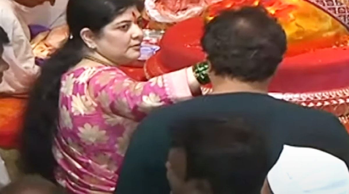  raj thackeray--visited-ganesha-darshan-of-lalbaghcha-raja