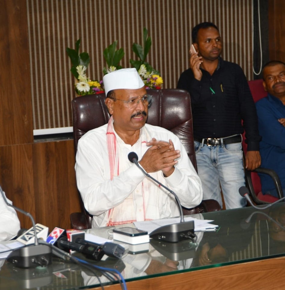 cm eknath shinde Deputy cm Devendra Fadanvis scold Abdul sattar and other ministers in cabinet meeting scsg 91