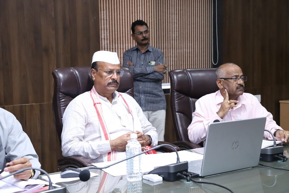 cm eknath shinde Deputy cm Devendra Fadanvis scold Abdul sattar and other ministers in cabinet meeting scsg 91