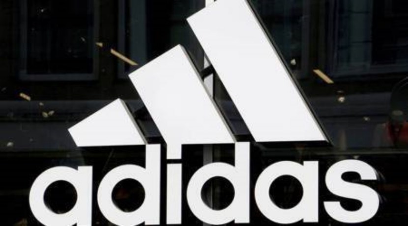  Adidas कंपनीचा निर्माता Adolf Dassler. याच्या टोपण नावावरुन म्हणजेच Adi Dassler वरून Adidas हे नाव कंपनीला देण्यात आलं. या कंपनीच्या सुरुवातीचा लोगो युरोपियन झाड असलेलं Trefoil च्या पानासारखा होता. 