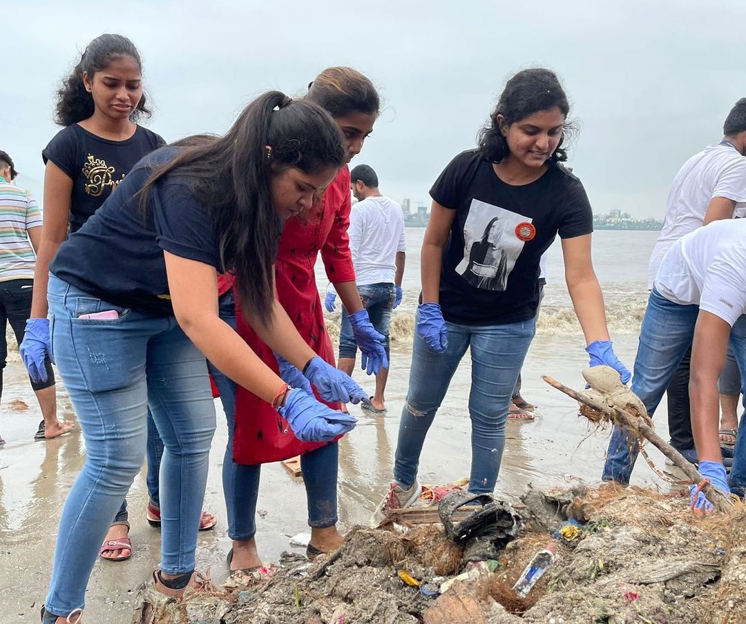 amit thackeray clean dadar chaupati beach after ganpati visarjan