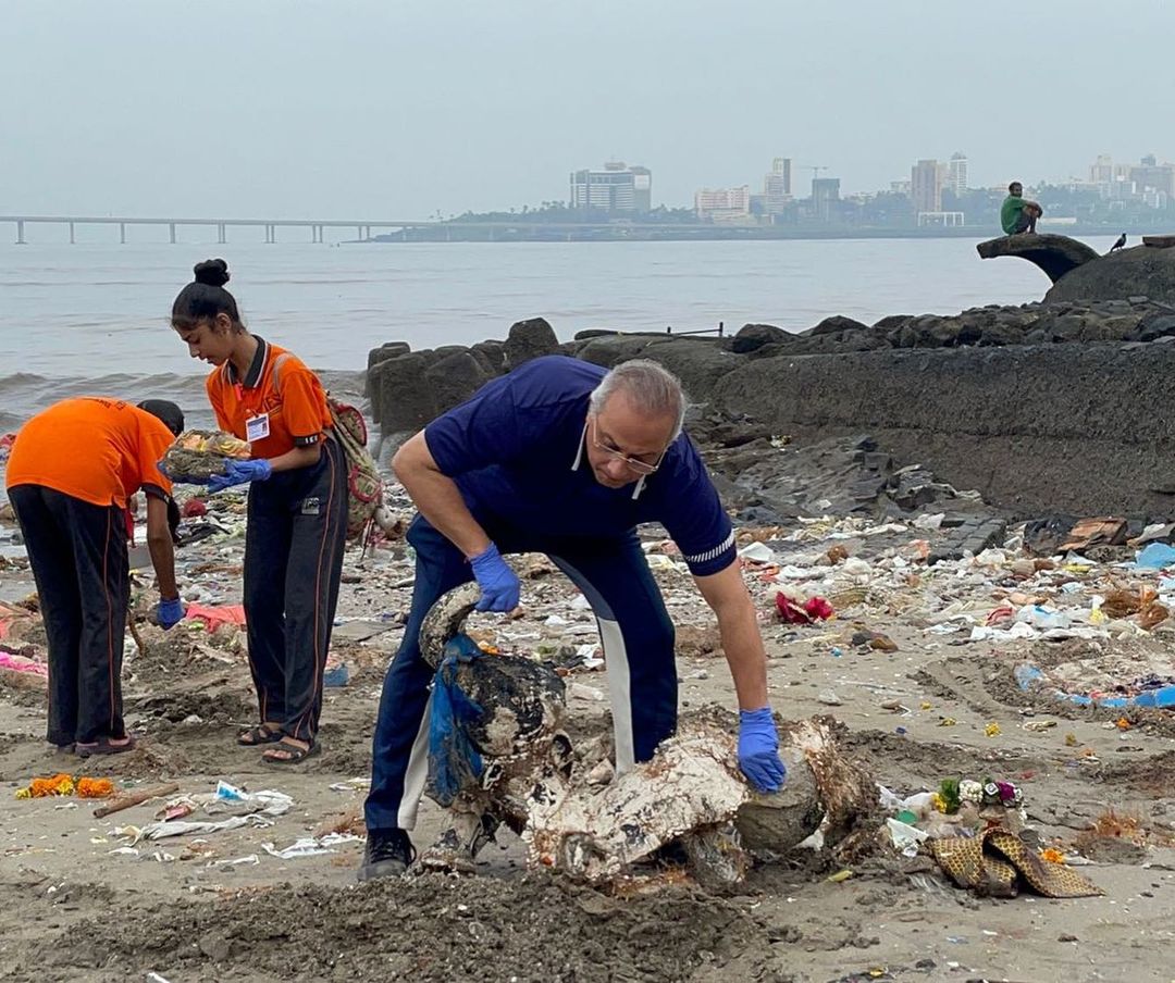 amit thackeray clean dadar chaupati beach after ganpati visarjan