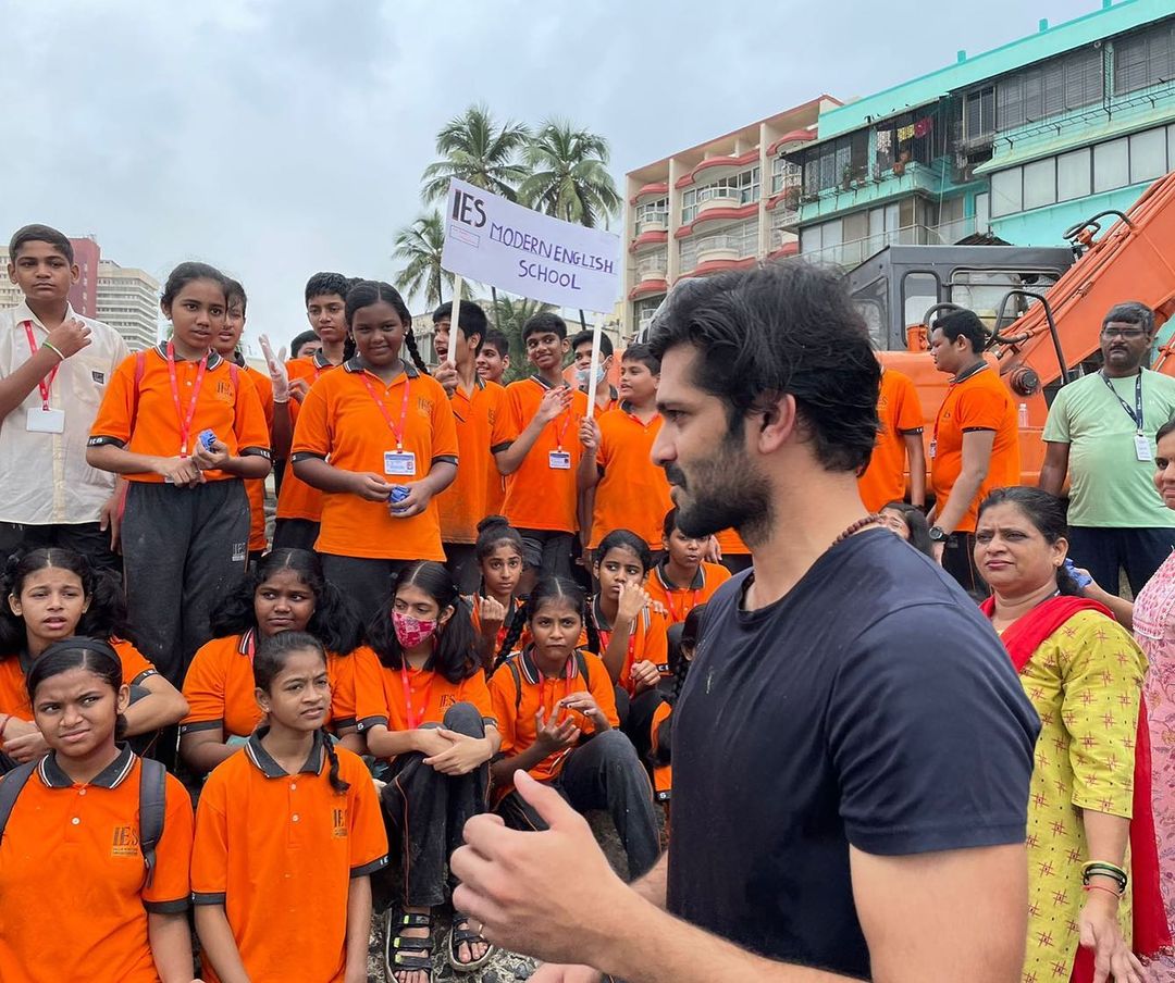 amit thackeray clean dadar chaupati beach after ganpati visarjan