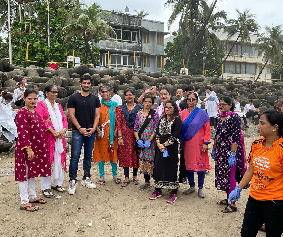 amit thackeray clean dadar chaupati beach after ganpati visarjan