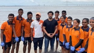 amit thackeray cleans up dadar chaupati after ganesh visarjan 2022